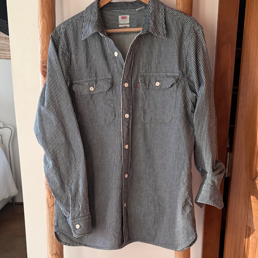 Levi’s denim stripe shirt. Relaxed fit. Like new. Size M Button-Up Shirt.